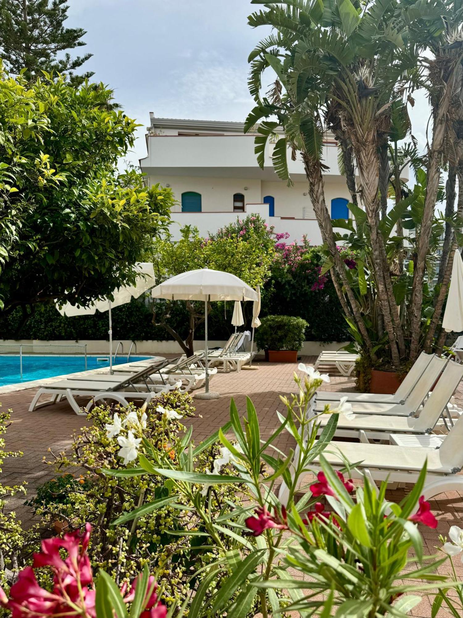 Villa Nettuno Residence Giardini Naxos Eksteriør billede